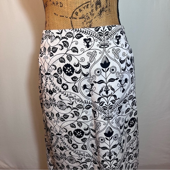 Ann Taylor Dresses & Skirts - Ann Taylor Black and White Floral Pencil Skirt size 14